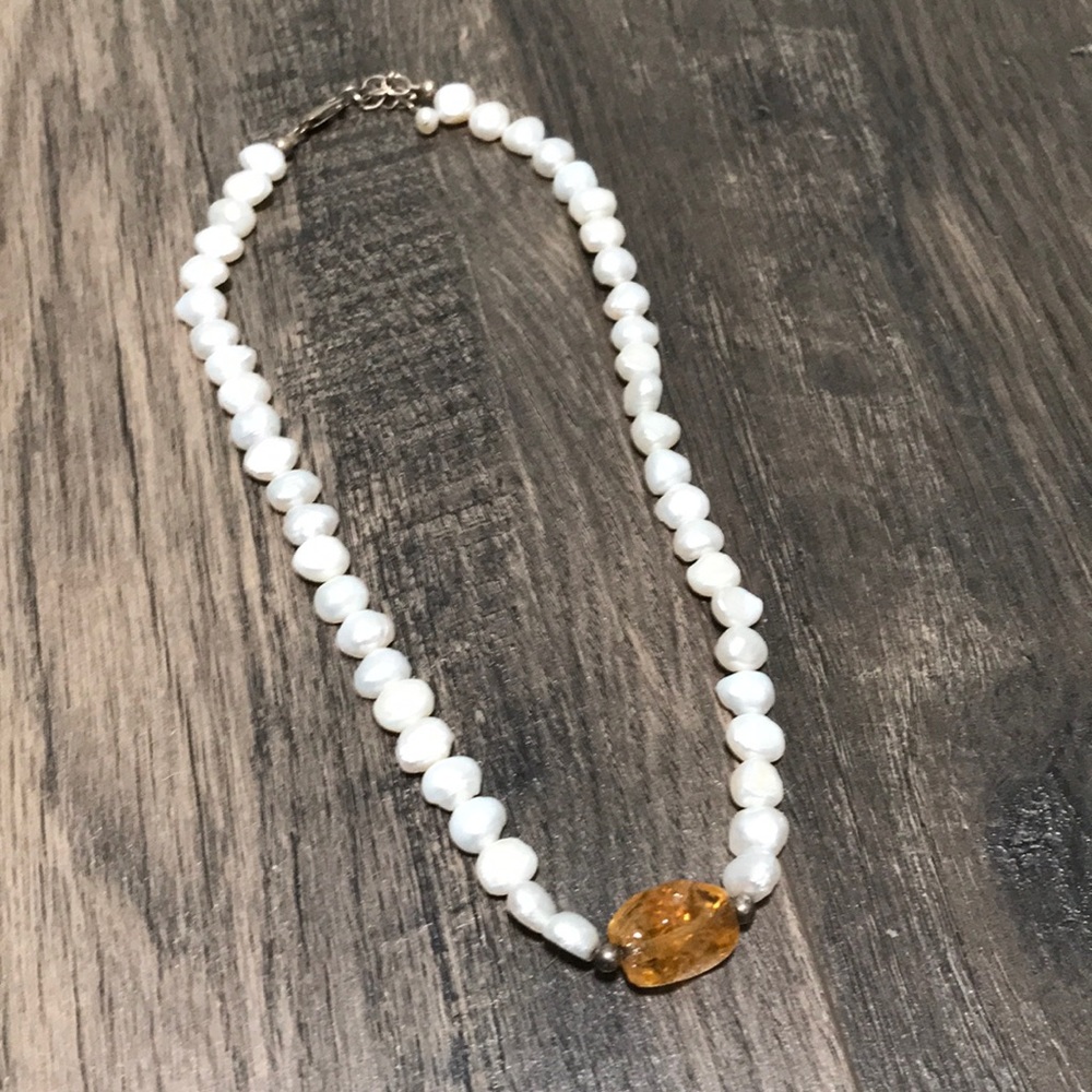Pearl bead necklace